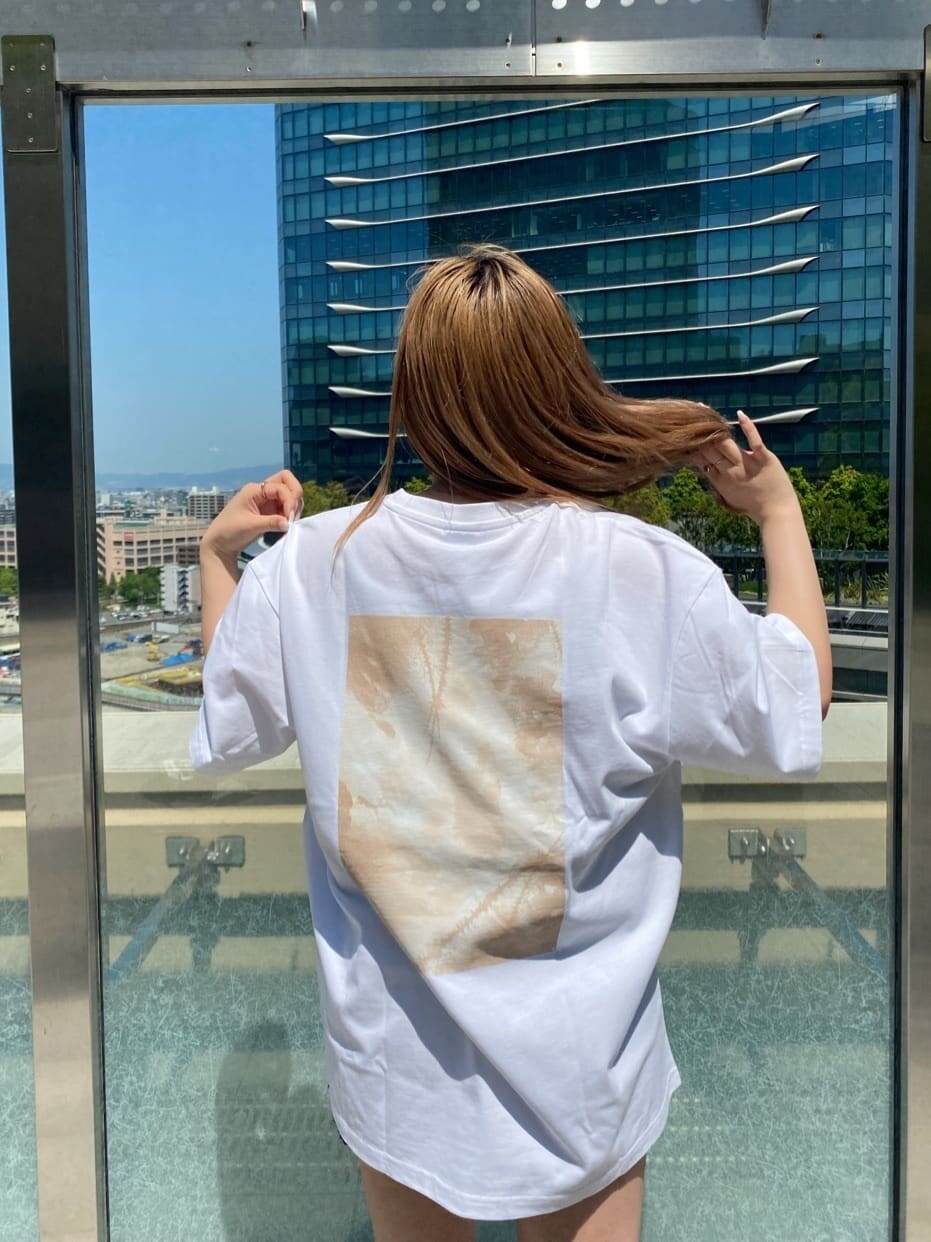 ブラック系のその他パンツ、ブラック系のハンドバッグ、ホワイト系のTシャツ/カットソーを着用したレディースの春コーディネートの5枚目の写真