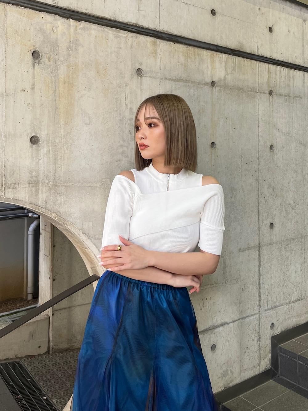 ホワイト系のニット/セーター、ブルー系のスカート、ホワイト系のサンダルを着用したレディースの冬コーディネートの4枚目の写真