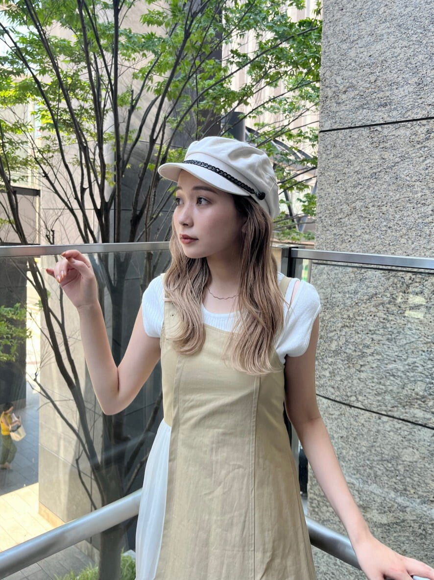 ベージュ系のワンピース、その他のサンダル、ホワイト系のタンクトップを着用したレディースの夏コーディネートの5枚目の写真