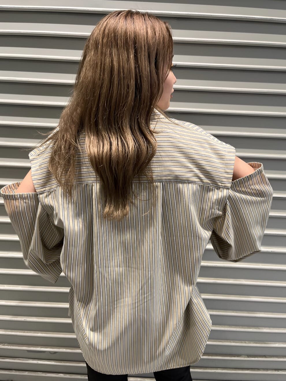 その他のサンダル、その他のシャツ/ブラウス、ブラック系のスラックスを着用したレディースの夏コーディネートの5枚目の写真