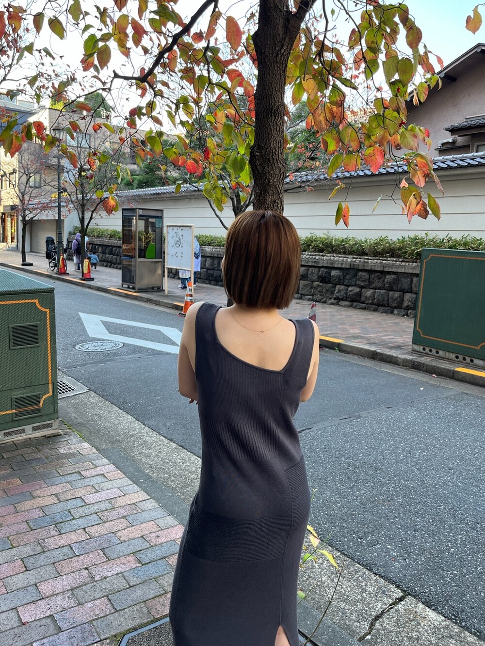 グレー系のワンピースを着用したレディースの冬コーディネートの7枚目の写真