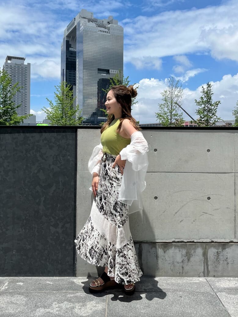 ホワイト系のシャツ/ブラウス、グリーン系のタンクトップ、その他のサンダルを着用したレディースの夏コーディネートの2枚目の写真