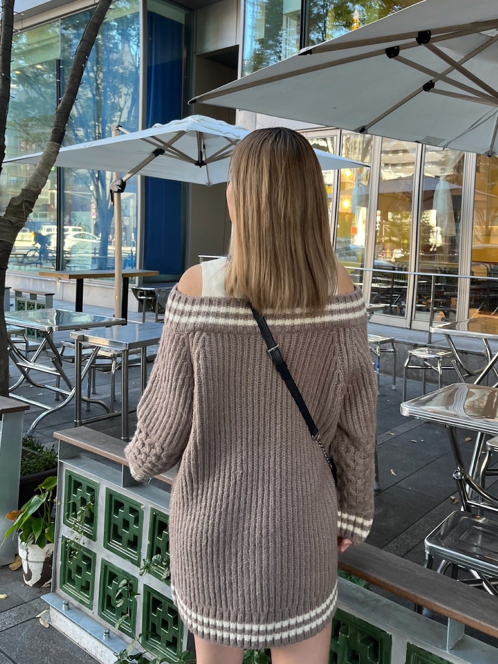 ブラウン系のワンピース、ブラック系のショルダーバッグを着用したレディースの秋コーディネートの5枚目の写真