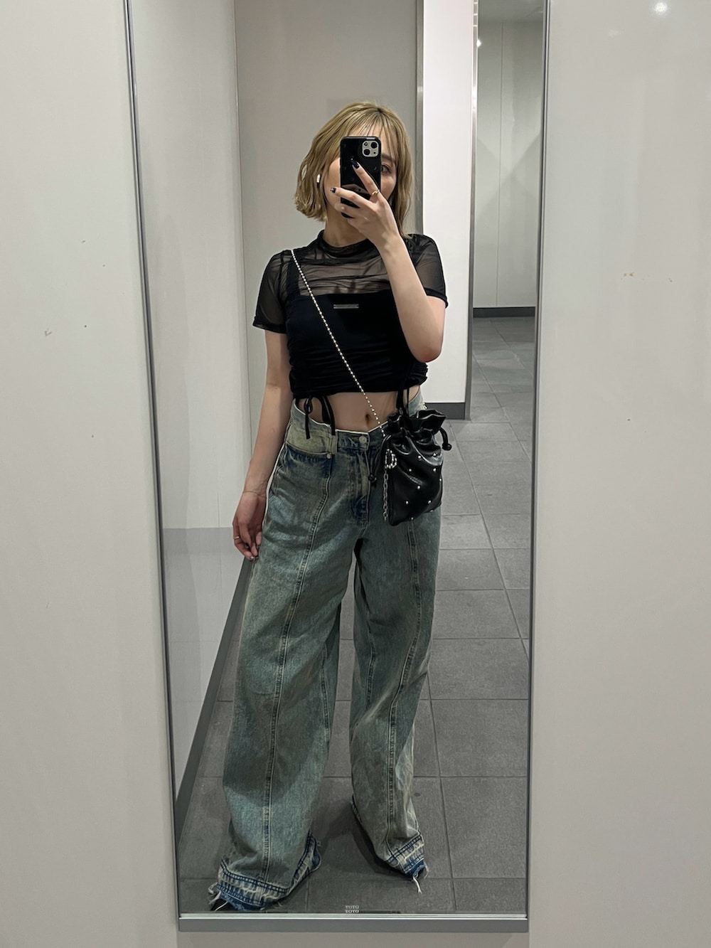 ブラック系のTシャツ/カットソー、ブラック系のキャミソール、ブラック系のショルダーバッグを着用したレディースの夏コーディネートの2枚目の写真