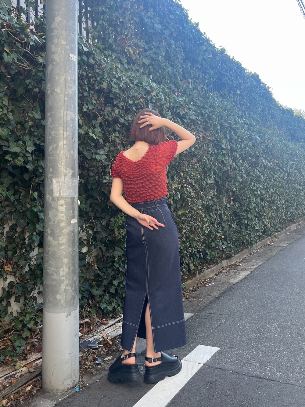 レッド系のシャツ/ブラウス、ブルー系のスカートを着用したレディースの春コーディネートの2枚目の写真