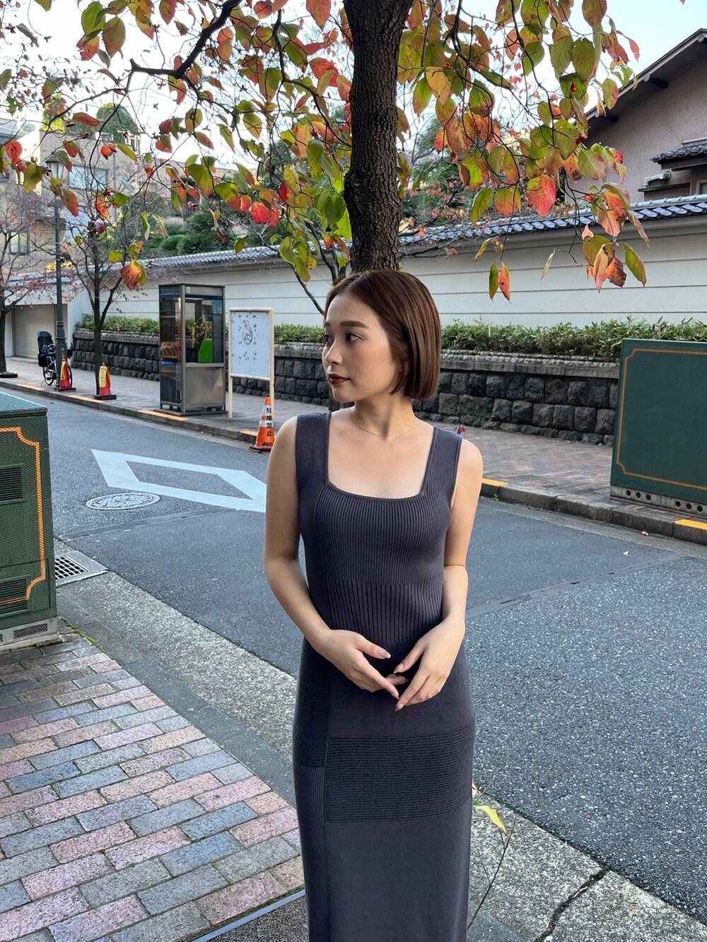 グレー系のワンピースを着用したレディースの冬コーディネートの5枚目の写真