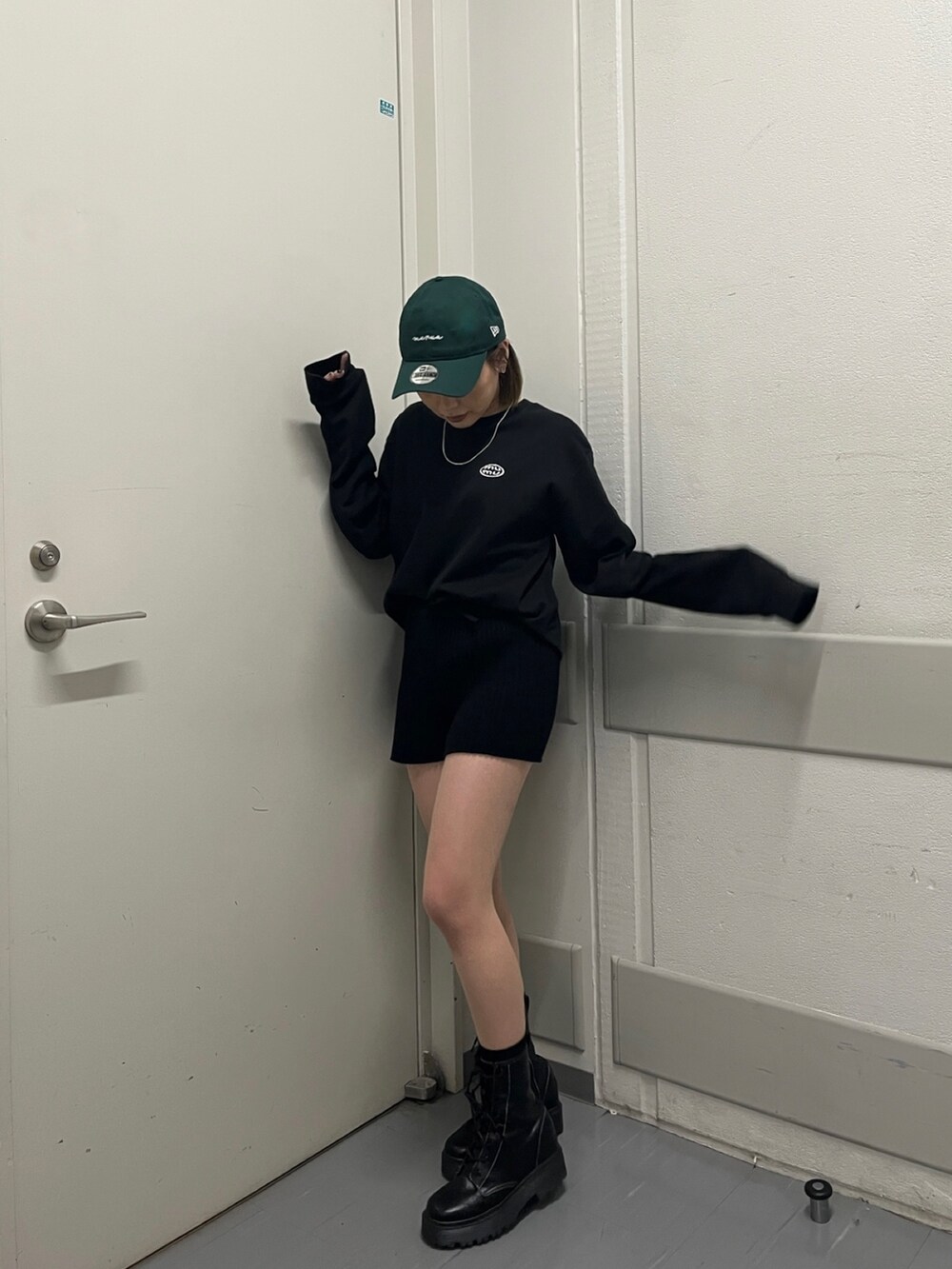 ブラック系のTシャツ/カットソー、ブラック系のその他パンツ、ブラック系のブーツを着用したレディースの冬コーディネートの3枚目の写真