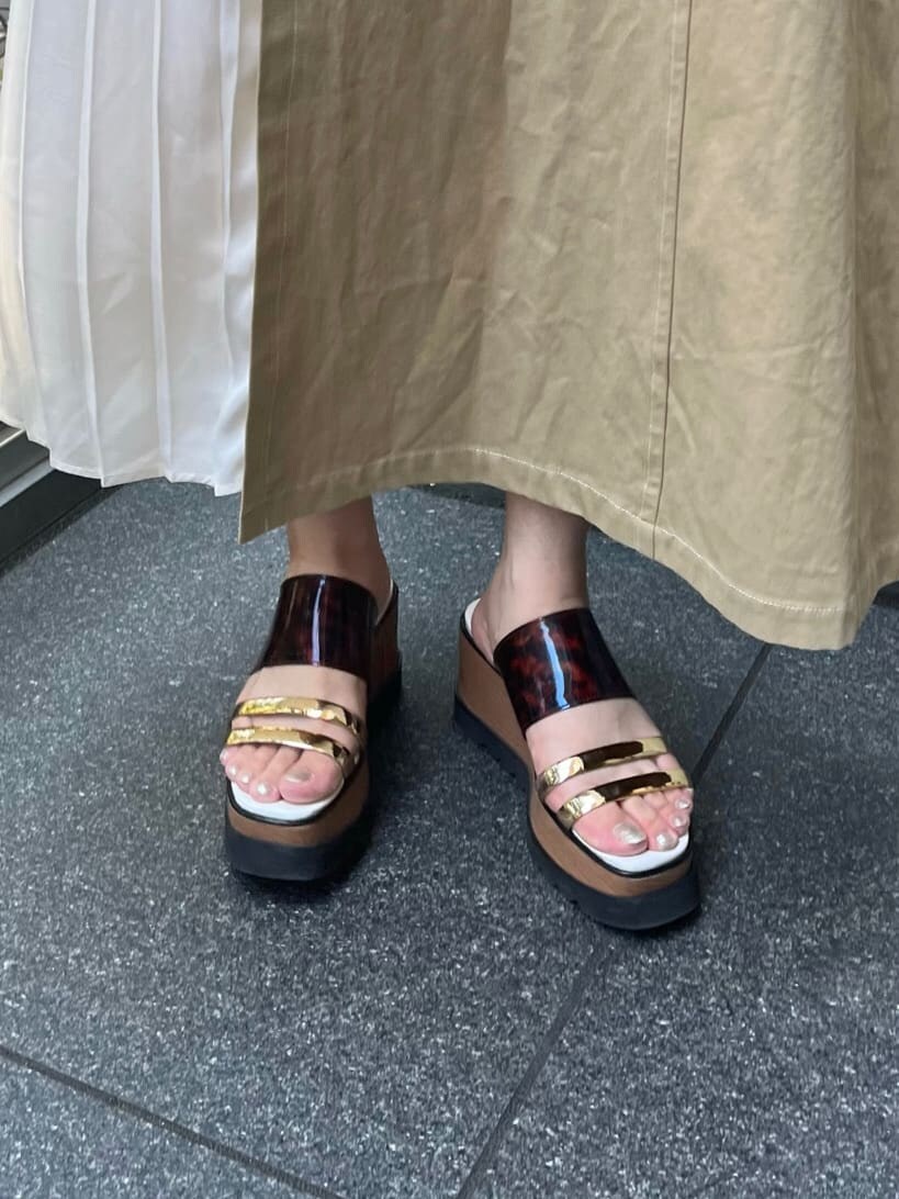 ベージュ系のワンピース、その他のサンダル、ホワイト系のタンクトップを着用したレディースの夏コーディネートの9枚目の写真