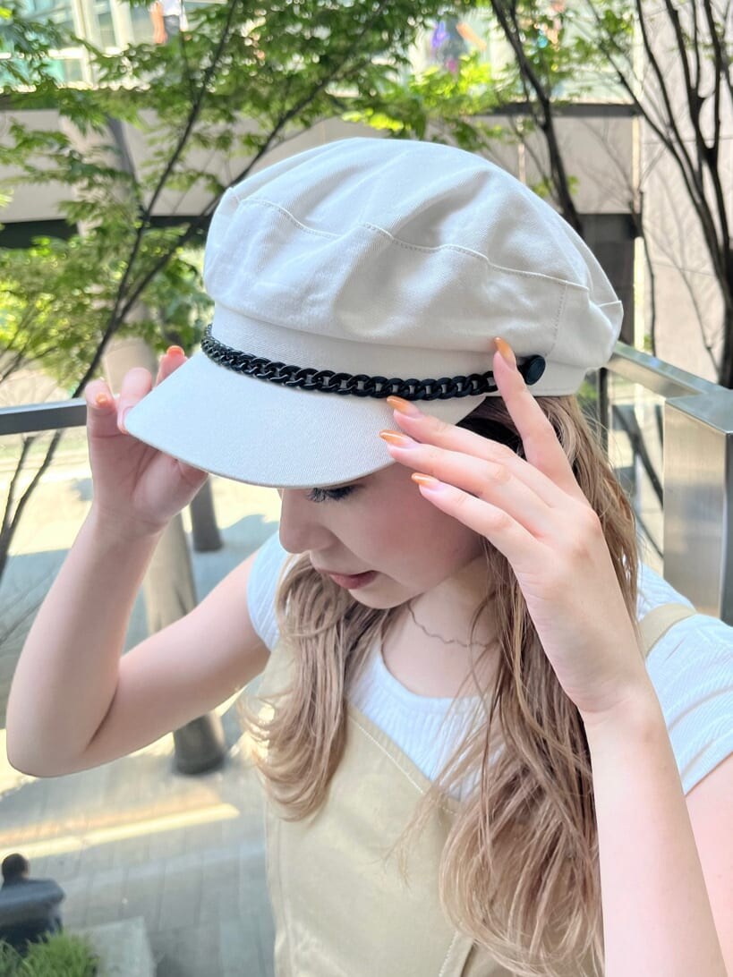 ベージュ系のワンピース、その他のサンダル、ホワイト系のタンクトップを着用したレディースの夏コーディネートの8枚目の写真