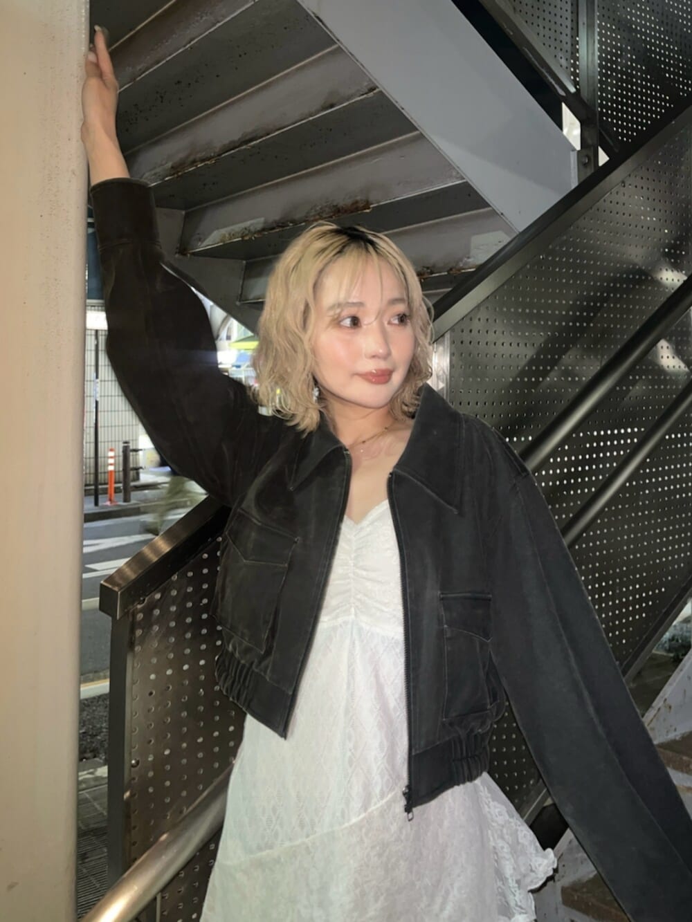 ブラック系のブーツ、ブラック系のブルゾンを着用したレディースの春コーディネートの7枚目の写真