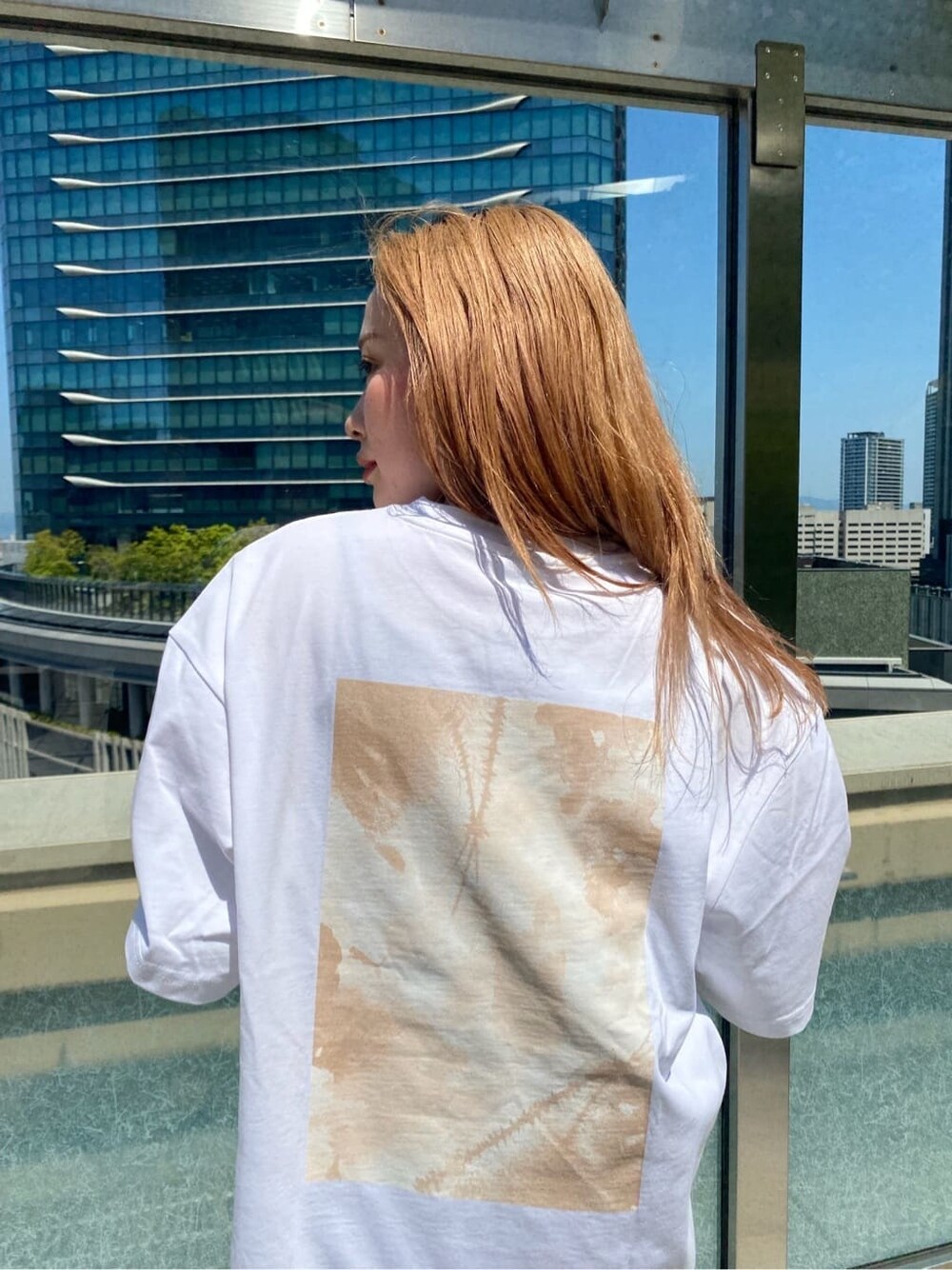 ブラック系のその他パンツ、ブラック系のハンドバッグ、ホワイト系のTシャツ/カットソーを着用したレディースの春コーディネートの6枚目の写真