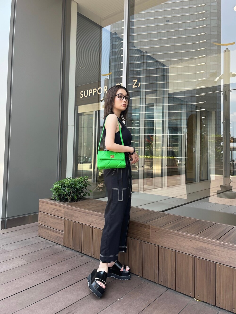 ブラック系のスカート、ブラック系のTシャツ/カットソー、ブラック系のサンダルを着用したレディースの夏コーディネートの2枚目の写真