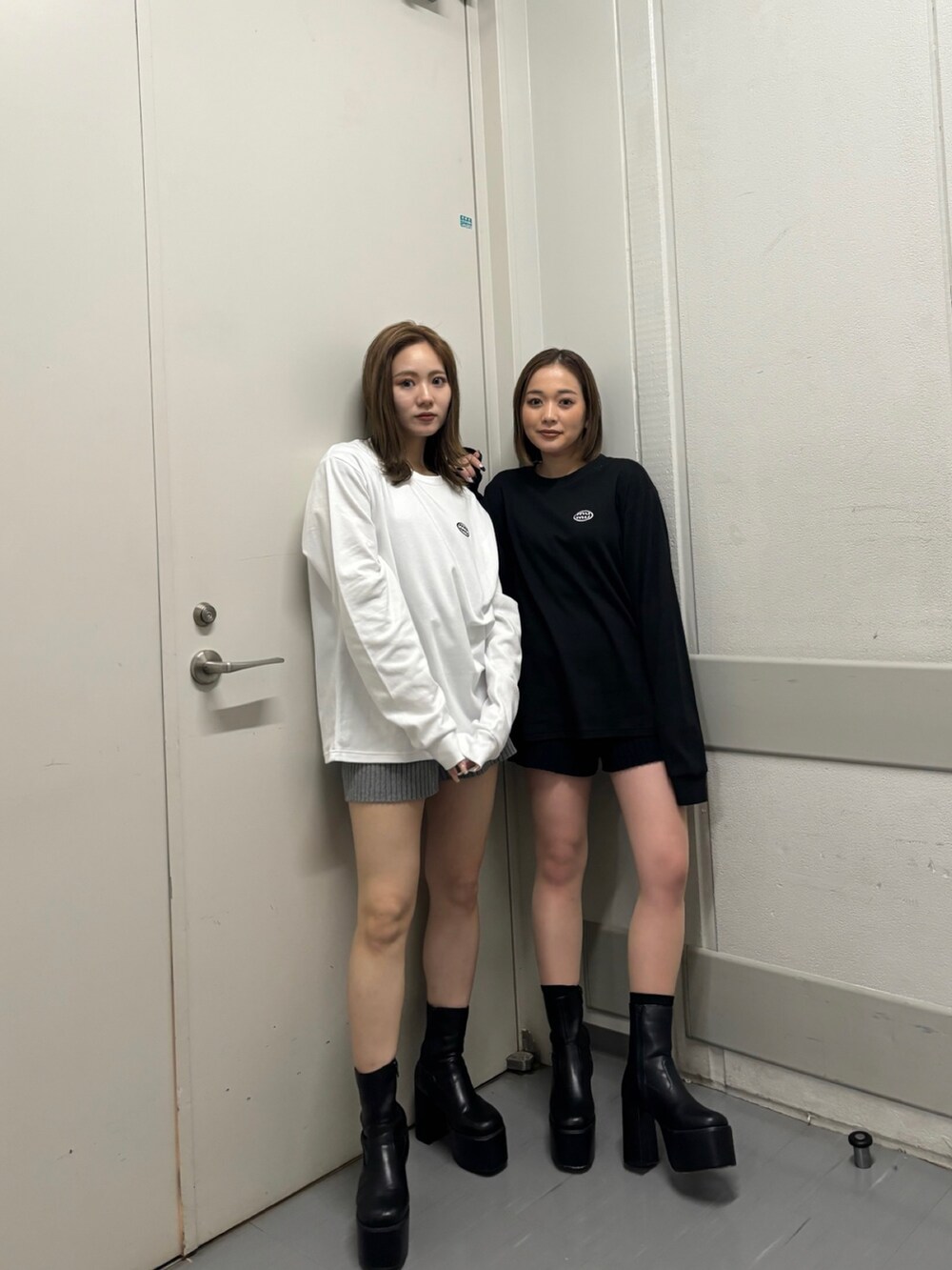 ブラック系のTシャツ/カットソー、ブラック系のブーツ、ブラック系のその他パンツを着用したレディースの冬コーディネートの2枚目の写真