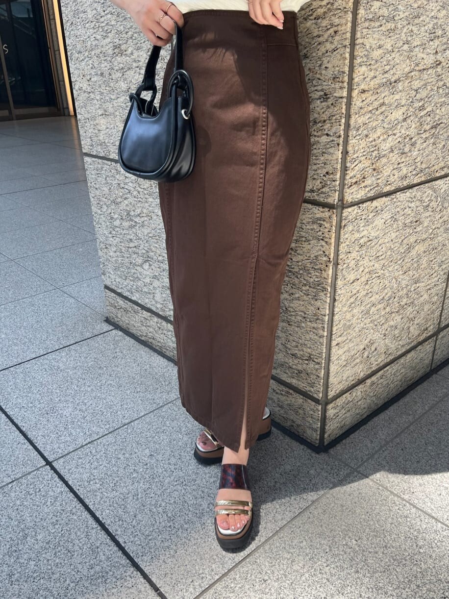 ホワイト系のニット/セーター、その他のサンダル、ブラック系のハンドバッグを着用したレディースの夏コーディネートの8枚目の写真