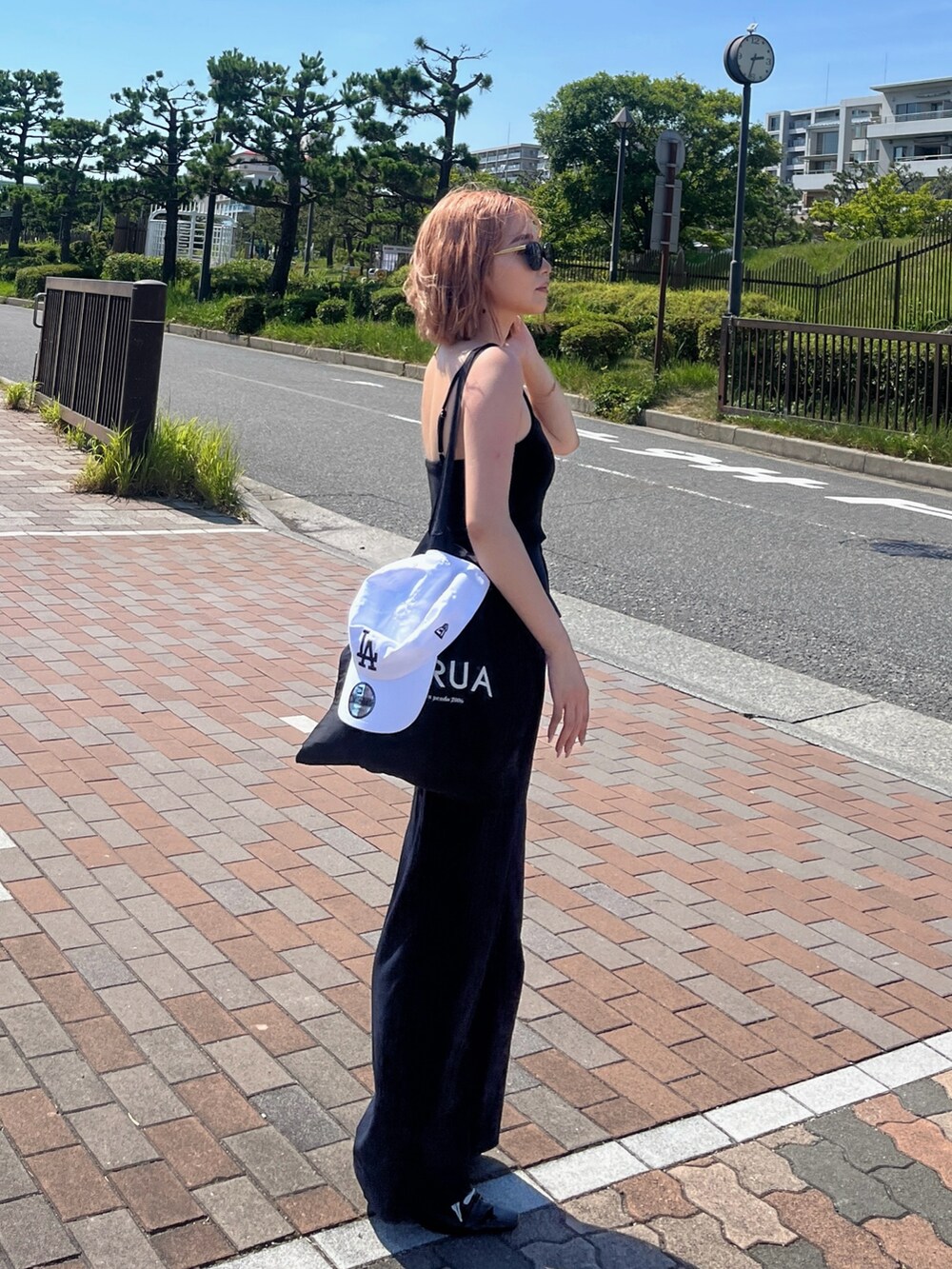 ブラック系のキャミソール、ブルー系のその他パンツ、ブラック系のサンダルを着用したレディースの夏コーディネートの2枚目の写真