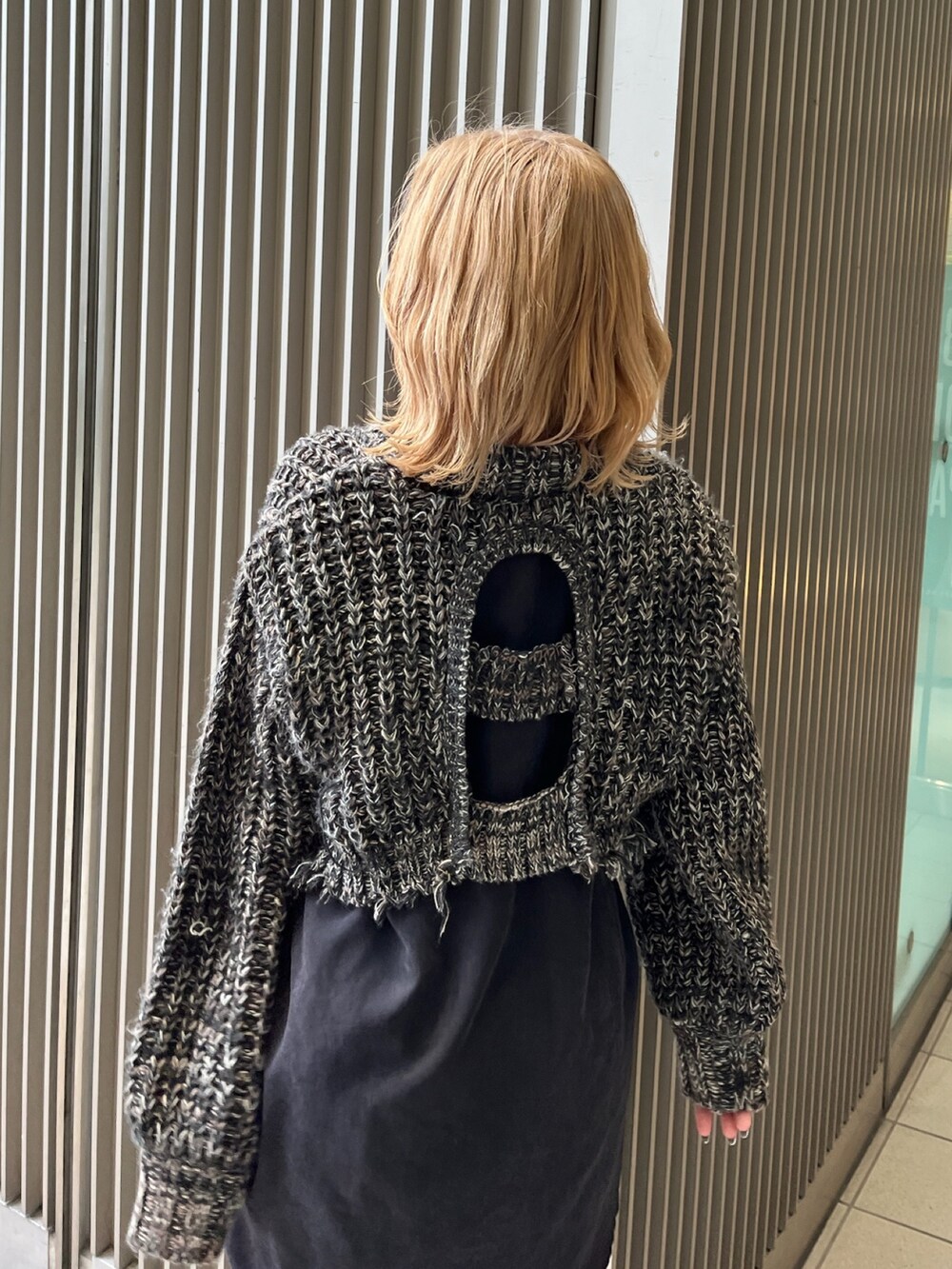 ブラック系のワンピースを着用したレディースの冬コーディネートの5枚目の写真