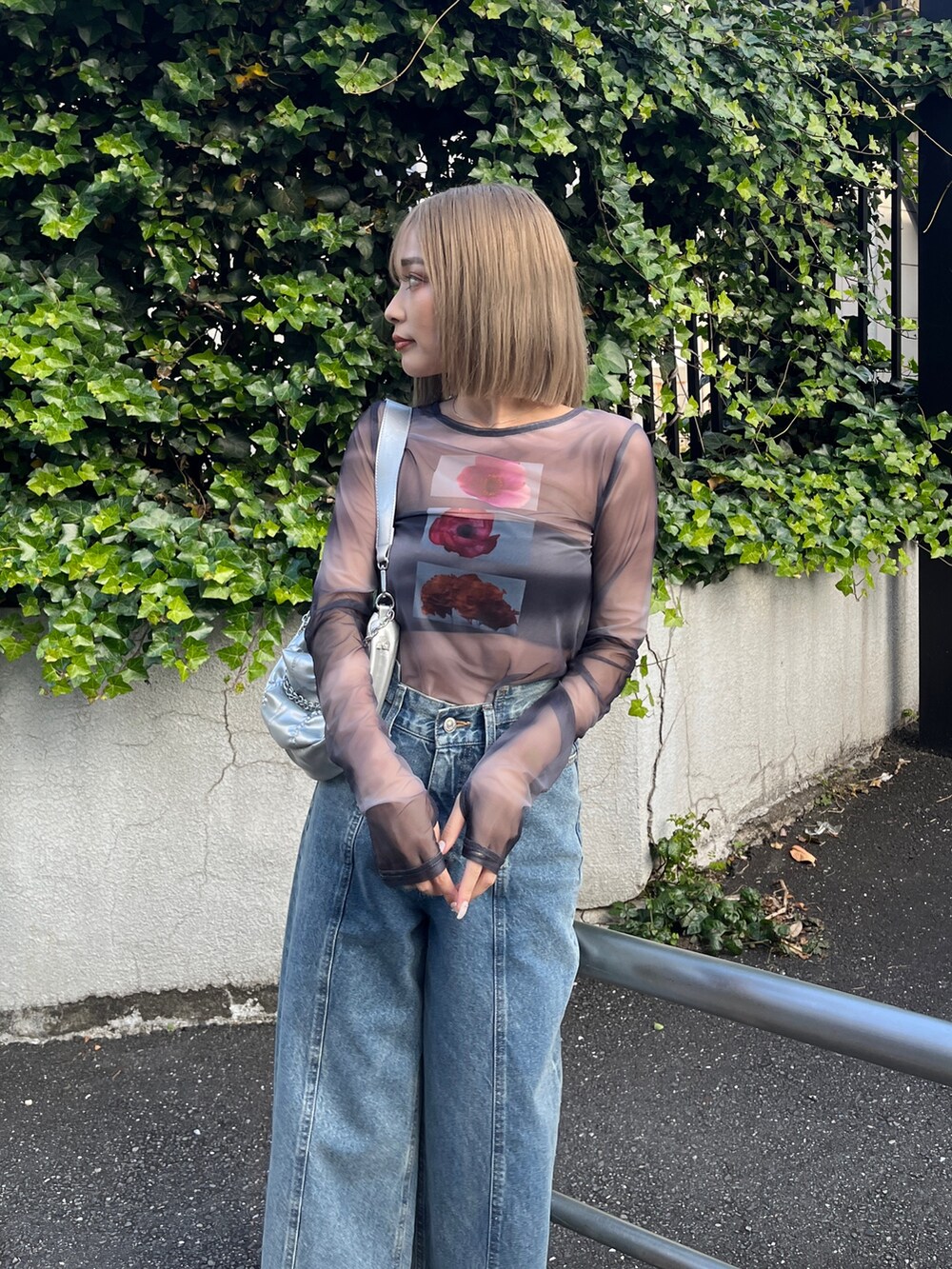 ブラック系のTシャツ/カットソー、シルバー系のショルダーバッグ、シルバー系のパンプスを着用したレディースの冬コーディネートの4枚目の写真