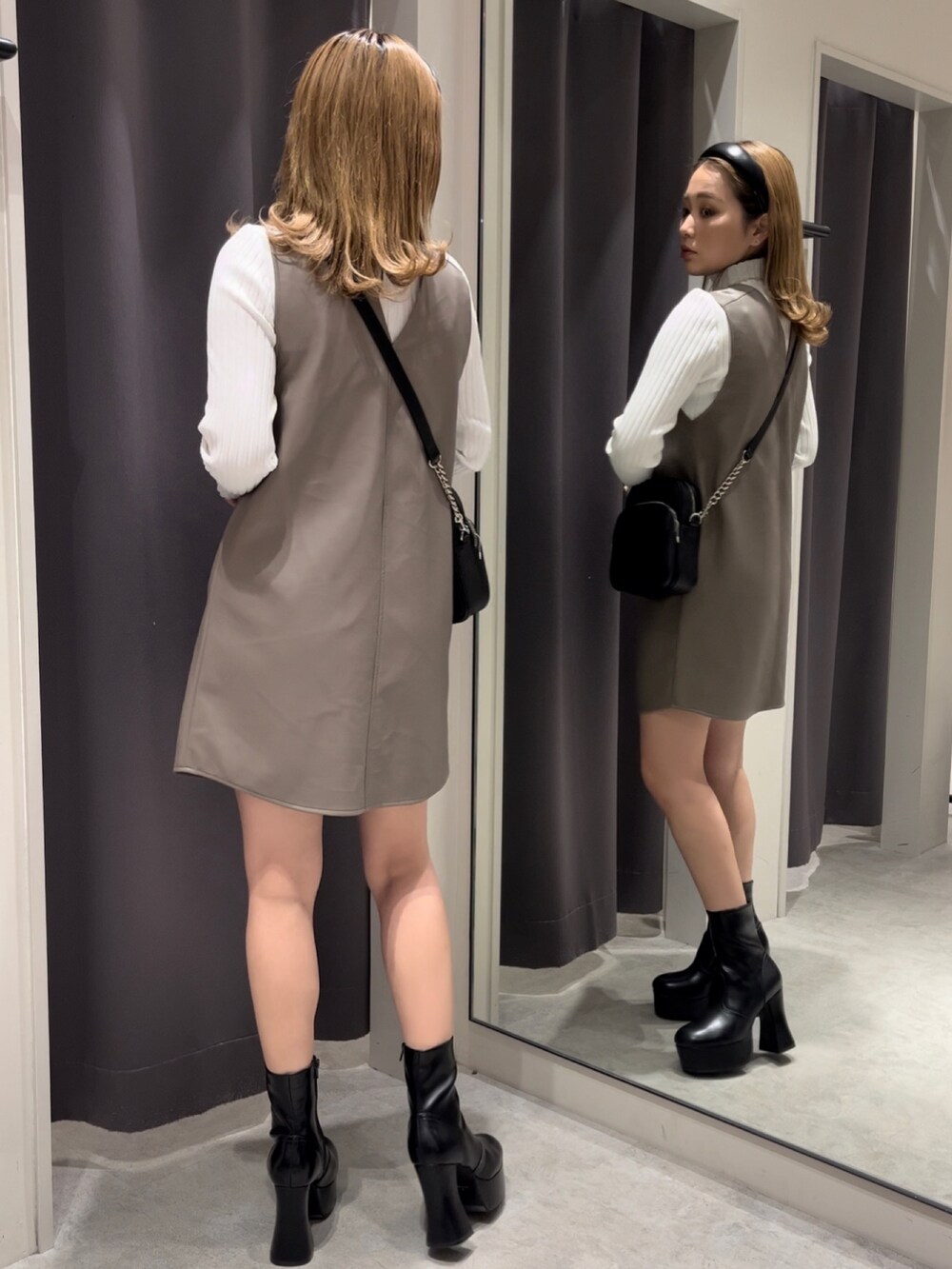 「春コーデ、はるふく、春服、モテコーデ、デート服、デート、ミニワンピ、ミニワンピース、レザーワンピース、大人かわいい、156cm」｜「MURUAのフェイクレザーボタンジャンパースカート（ワンピース、ブラウン系）」を使った、國岡朋実さん（レディース・156cm）の冬コーディネートの2枚目の写真