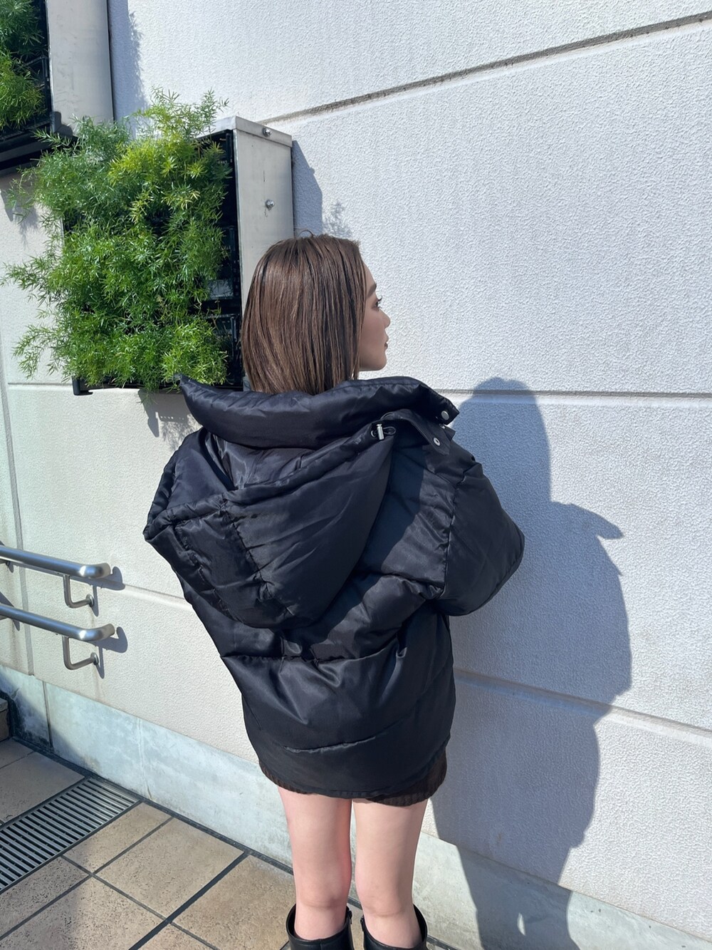 ブラック系のブーツ、ブラック系の福袋/福箱を着用したレディースの冬コーディネートの3枚目の写真