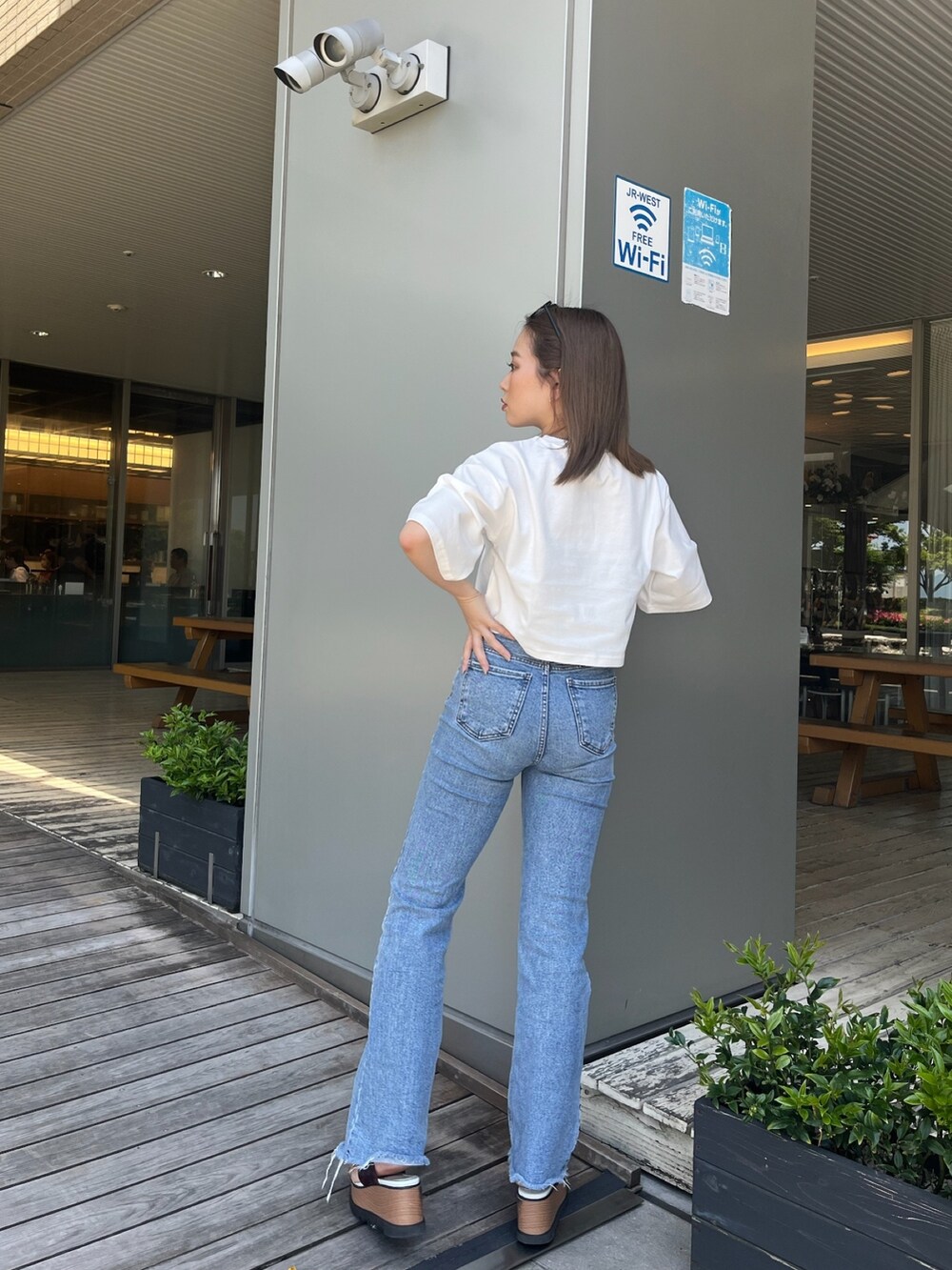 ホワイト系のTシャツ/カットソー、その他のサンダルを着用したレディースの春コーディネートの3枚目の写真
