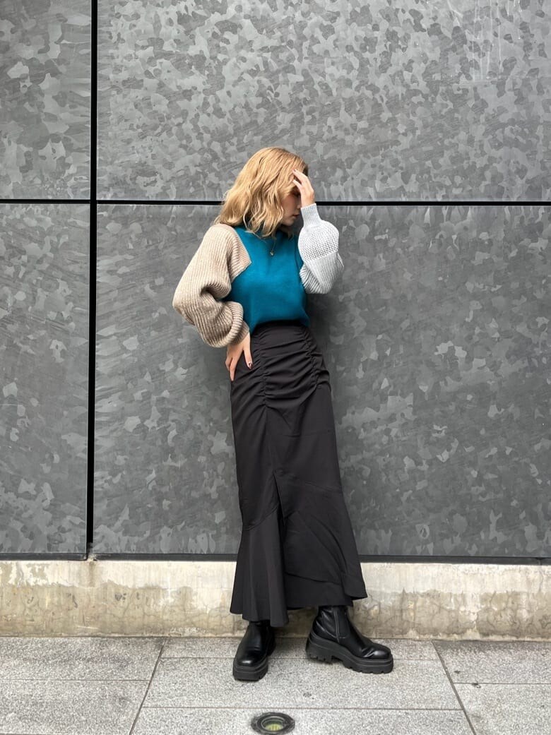 ブルー系のニット/セーター、ブラック系のスカートを着用したレディースの秋コーディネートの4枚目の写真