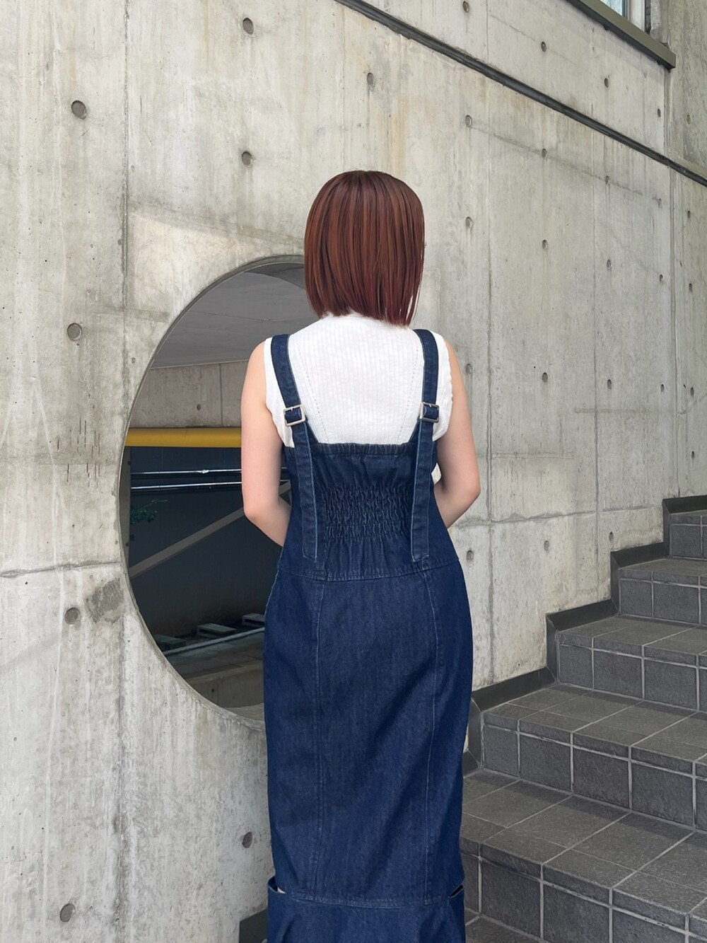 ホワイト系のタンクトップ、ホワイト系のサンダル、ブラック系のショルダーバッグを着用したレディースの春コーディネートの4枚目の写真