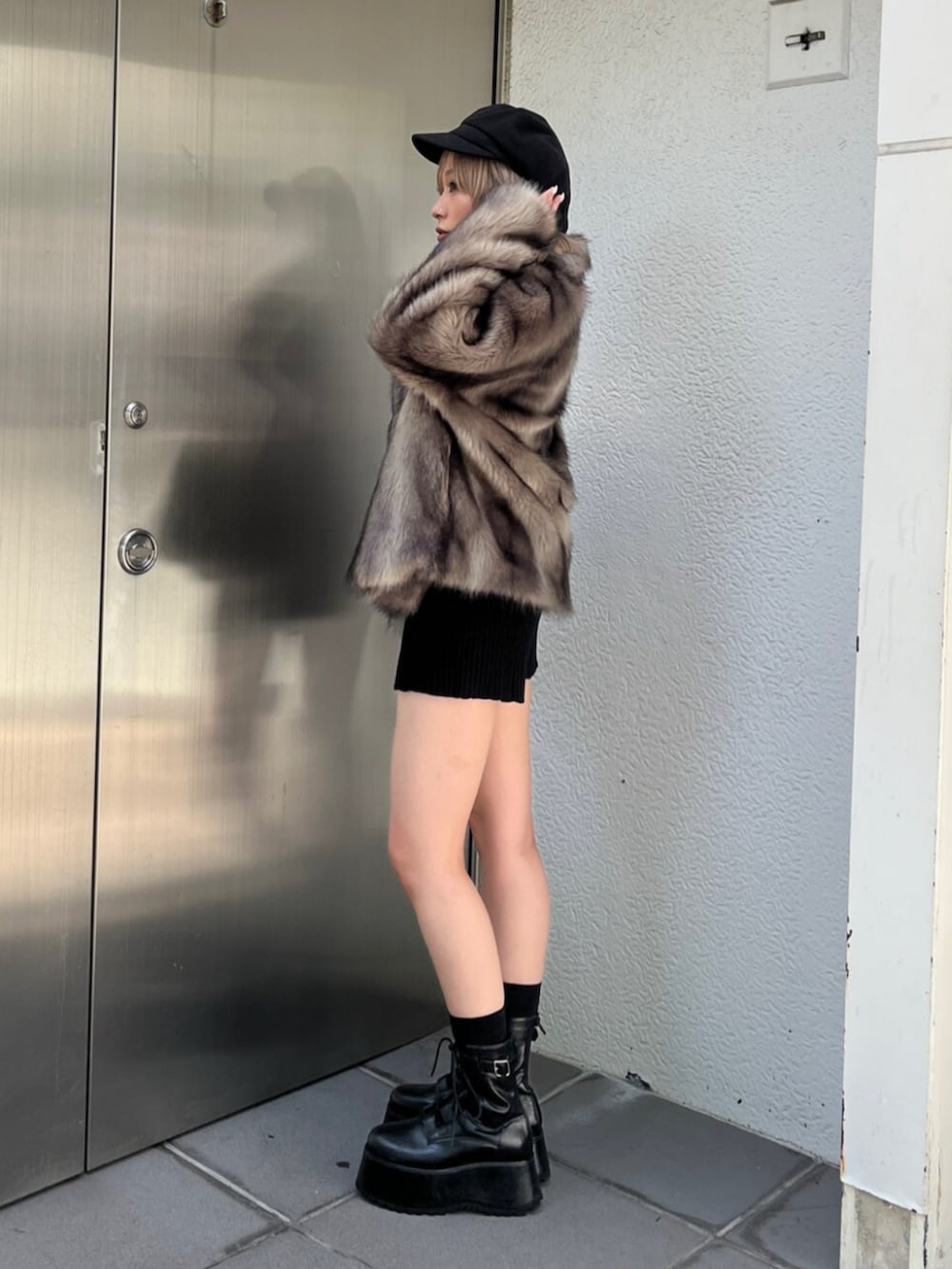 ブラック系のその他パンツ、ブラック系のブーツ、グレー系のブルゾンを着用したレディースの夏コーディネートの3枚目の写真