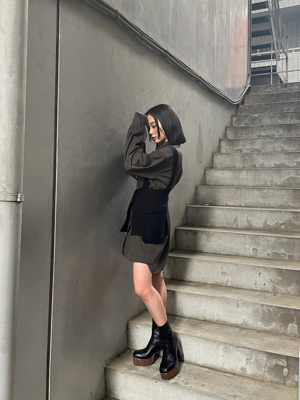 ベージュ系のワンピースを着用したレディースの夏コーディネートの3枚目の写真