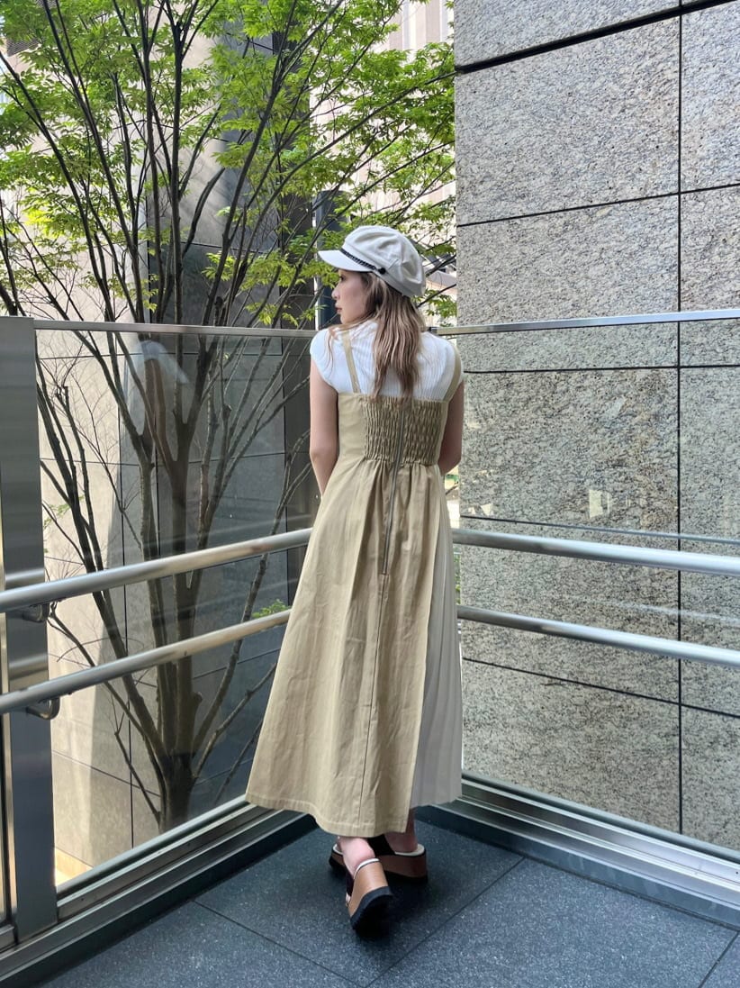 ベージュ系のワンピース、その他のサンダル、ホワイト系のタンクトップを着用したレディースの夏コーディネートの3枚目の写真