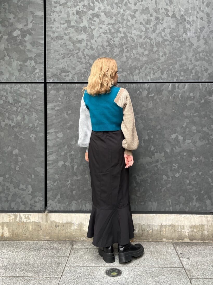 ブルー系のニット/セーター、ブラック系のスカートを着用したレディースの秋コーディネートの2枚目の写真
