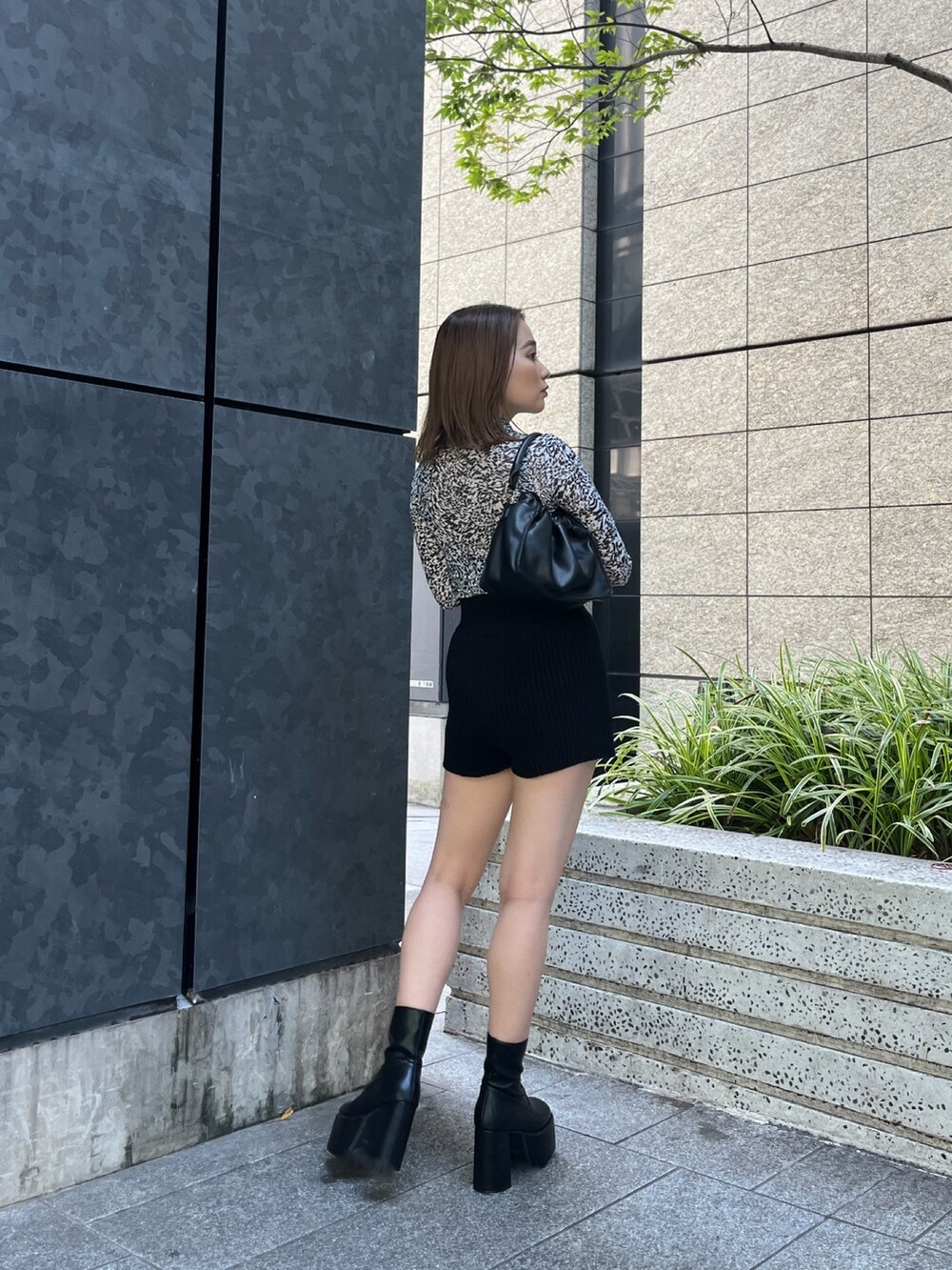ホワイト系のTシャツ/カットソー、ブラック系のその他パンツ、ブラック系のブーツを着用したレディースの夏コーディネートの3枚目の写真
