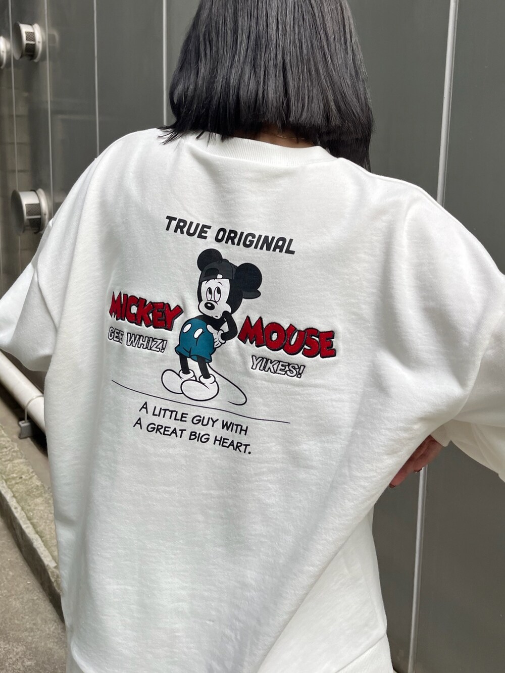 ホワイト系のスウェット、グリーン系のスカートを着用したレディースの夏コーディネートの4枚目の写真