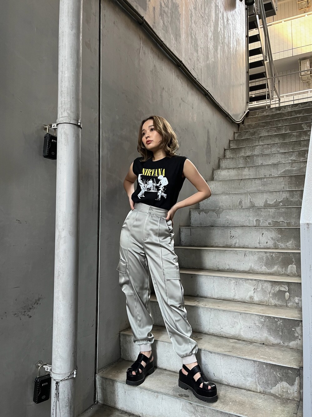 ブラック系のサンダル、グレー系のスウェットパンツ、ブラック系のタンクトップを着用したレディースの春コーディネートの2枚目の写真