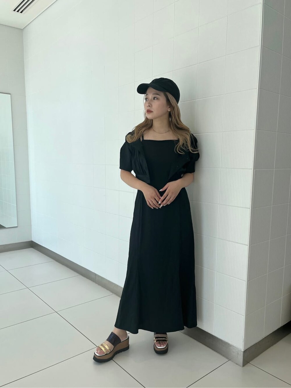 ブラック系のワンピース、その他のサンダルを着用したレディースの夏コーディネートの3枚目の写真