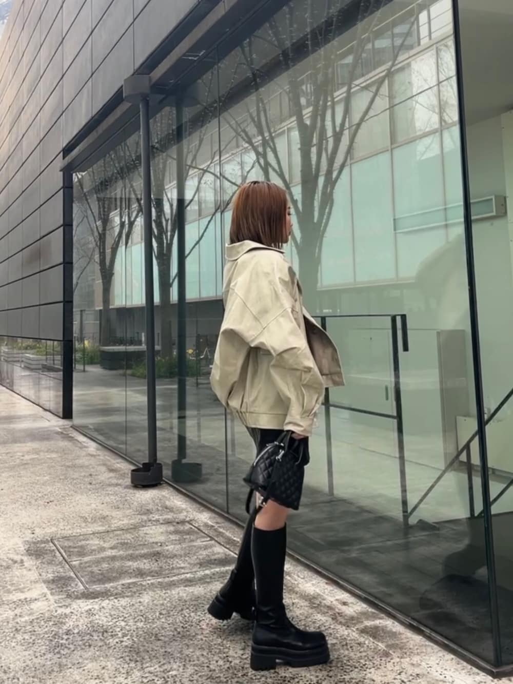 その他のニット/セーター、ホワイト系のブルゾン、ブラック系のブーツを着用したレディースの冬コーディネートの2枚目の写真