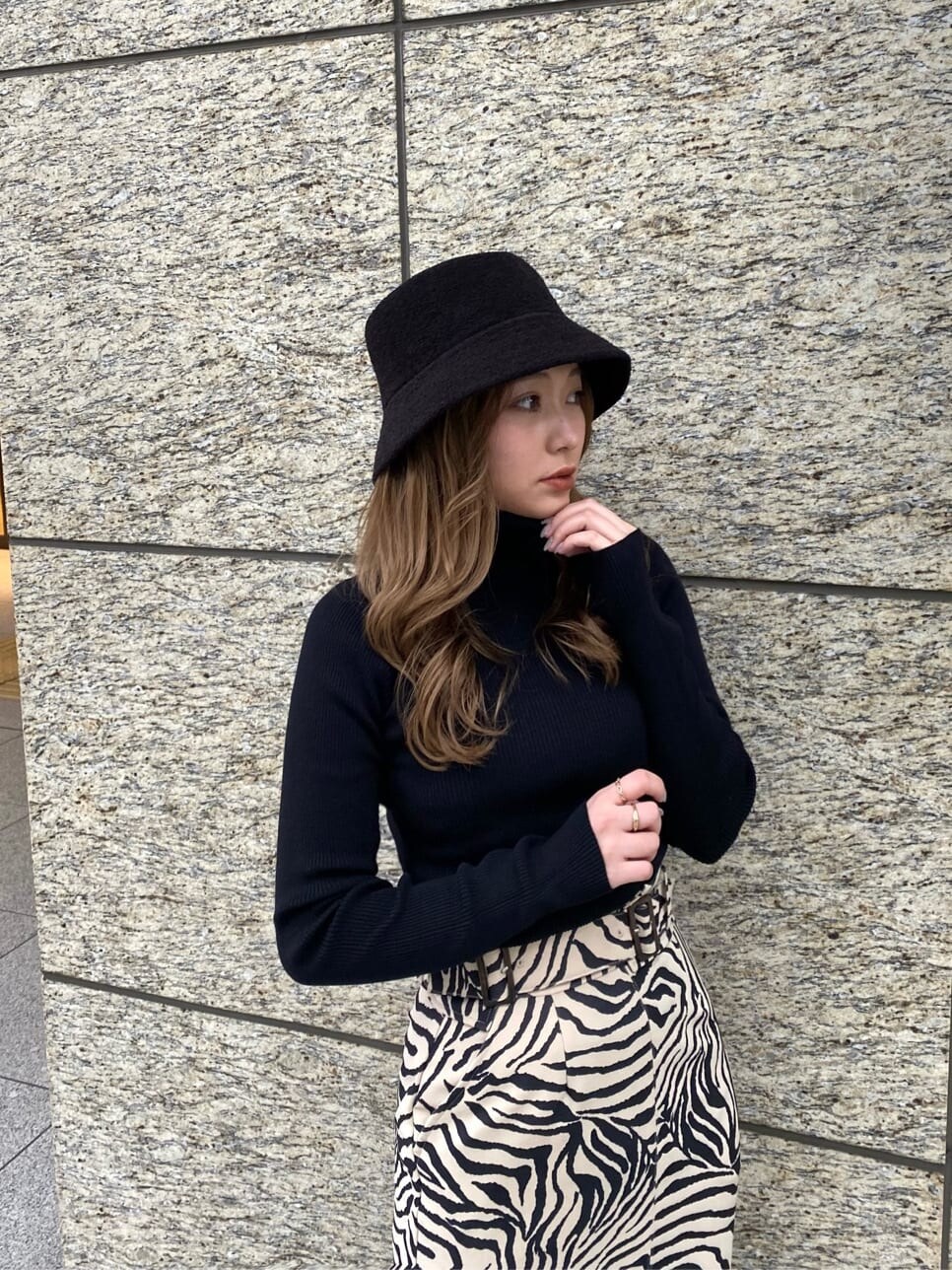 ブラック系のブーツ、その他のスカート、ブラック系のニット/セーターを着用したレディースの春コーディネートの5枚目の写真