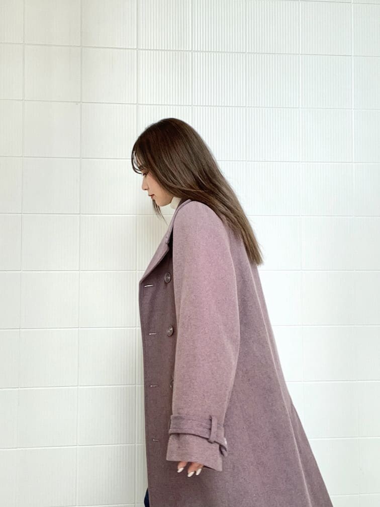 パープル系のチェスターコートを着用したレディースの冬コーディネートの2枚目の写真