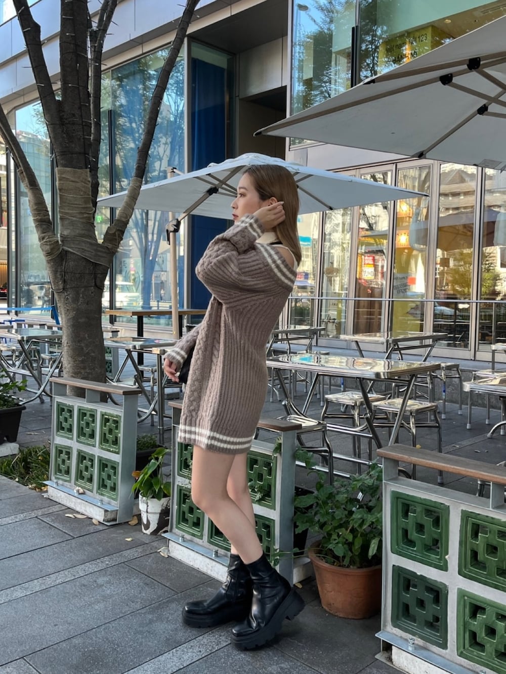 ブラウン系のワンピース、ブラック系のショルダーバッグを着用したレディースの秋コーディネートの2枚目の写真