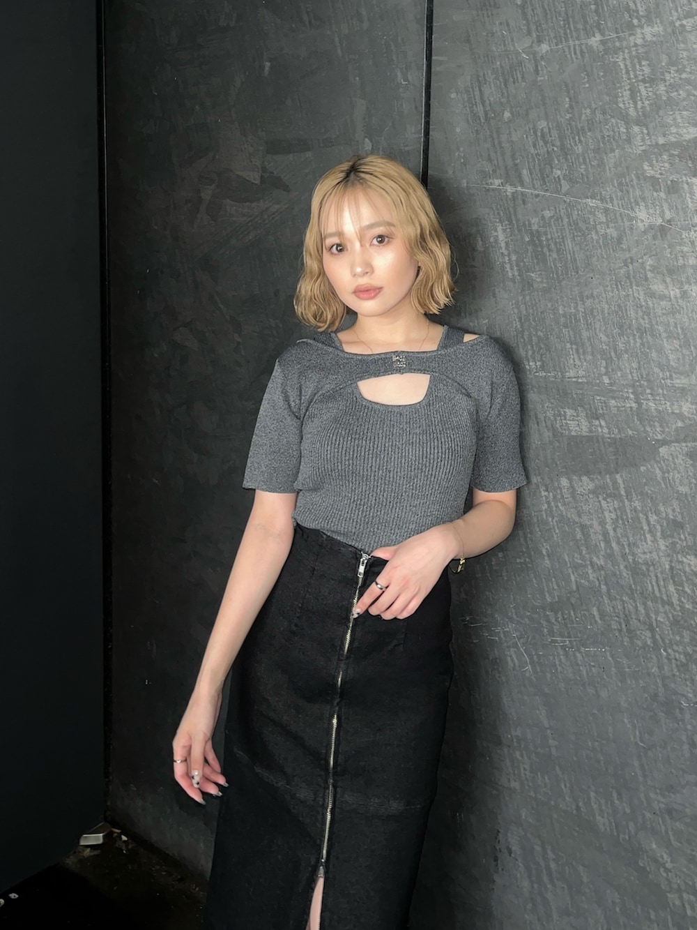 その他のニット/セーター、ブラック系のデニムスカートを着用したレディースの夏コーディネートの3枚目の写真