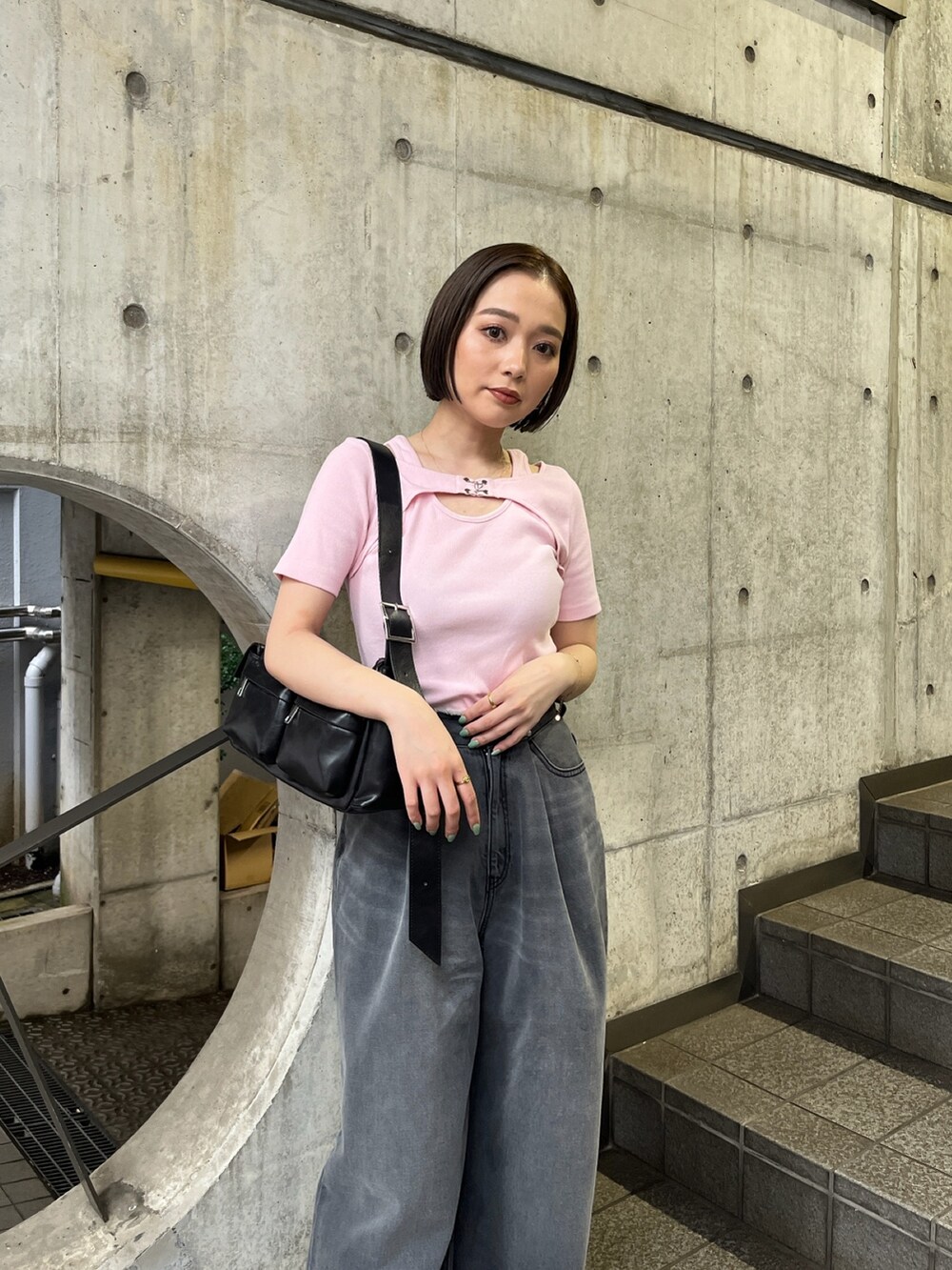 ピンク系のTシャツ/カットソー、ブラック系のデニムパンツ、シルバー系のパンプスを着用したレディースの夏コーディネートの7枚目の写真