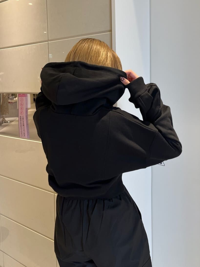 ブラック系のカーゴパンツ、ブラック系のパーカーを着用したレディースの秋コーディネートの7枚目の写真