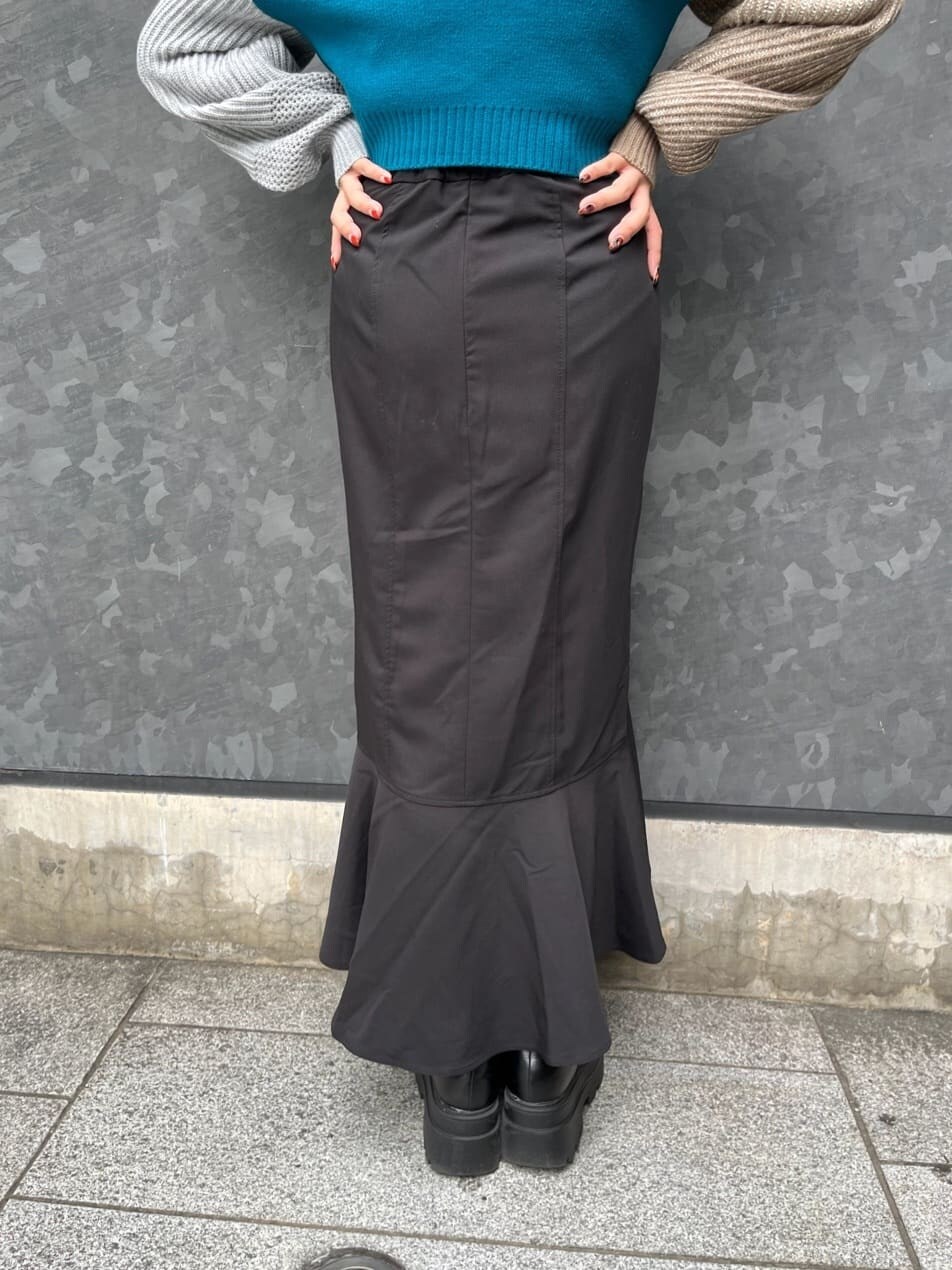 ブルー系のニット/セーター、ブラック系のスカートを着用したレディースの秋コーディネートの10枚目の写真