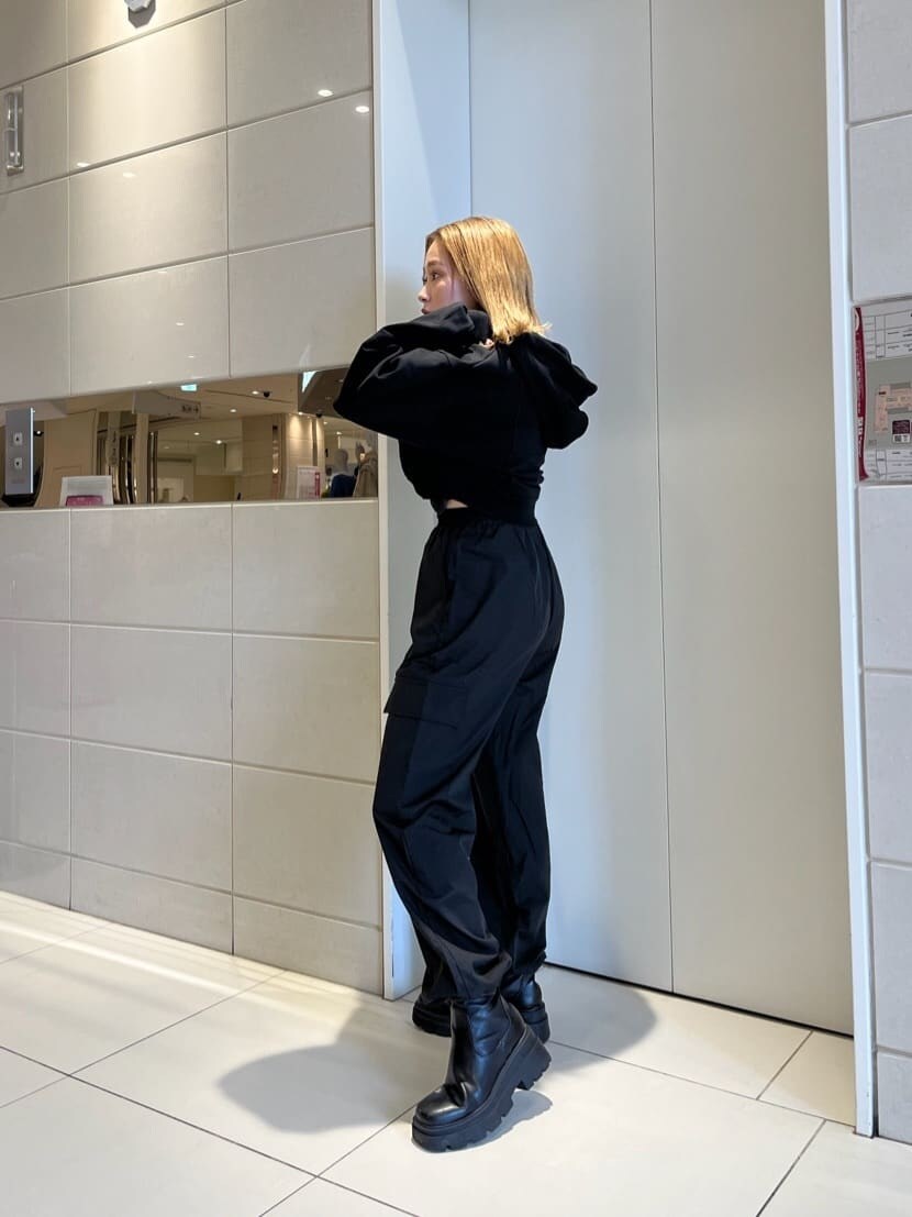 ブラック系のカーゴパンツ、ブラック系のパーカーを着用したレディースの秋コーディネートの3枚目の写真