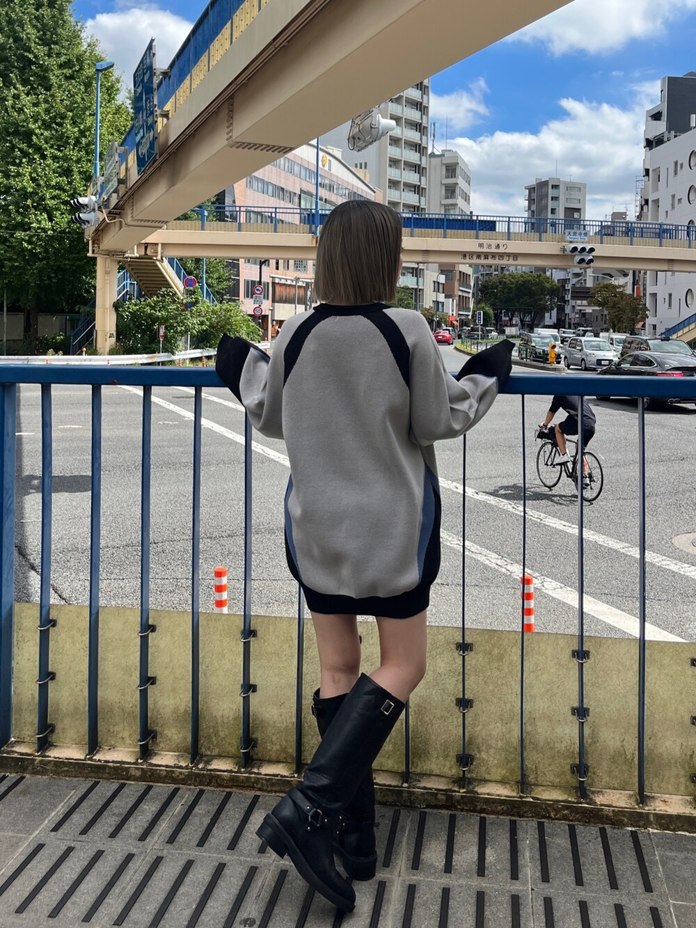 グレー系のワンピース、ブラック系のブーツ、ホワイト系のソックス/靴下を着用したレディースの秋コーディネートの3枚目の写真