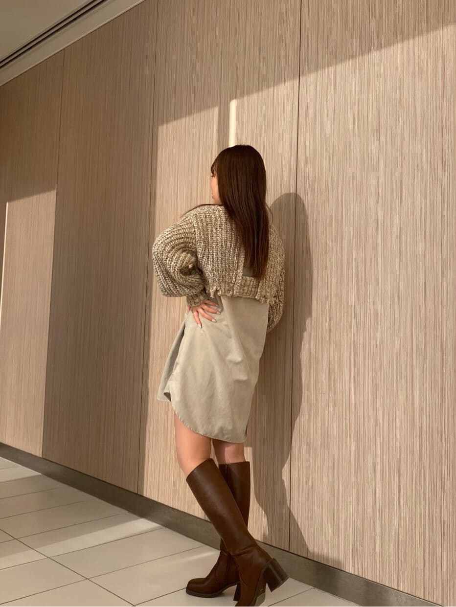 ブラック系のブーツ、ホワイト系のワンピースを着用したレディースの冬コーディネートの4枚目の写真