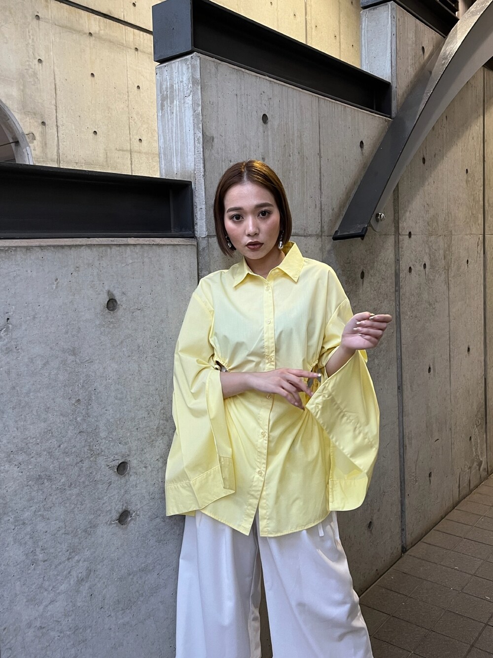 ホワイト系のその他パンツを着用したレディースの秋コーディネートの4枚目の写真