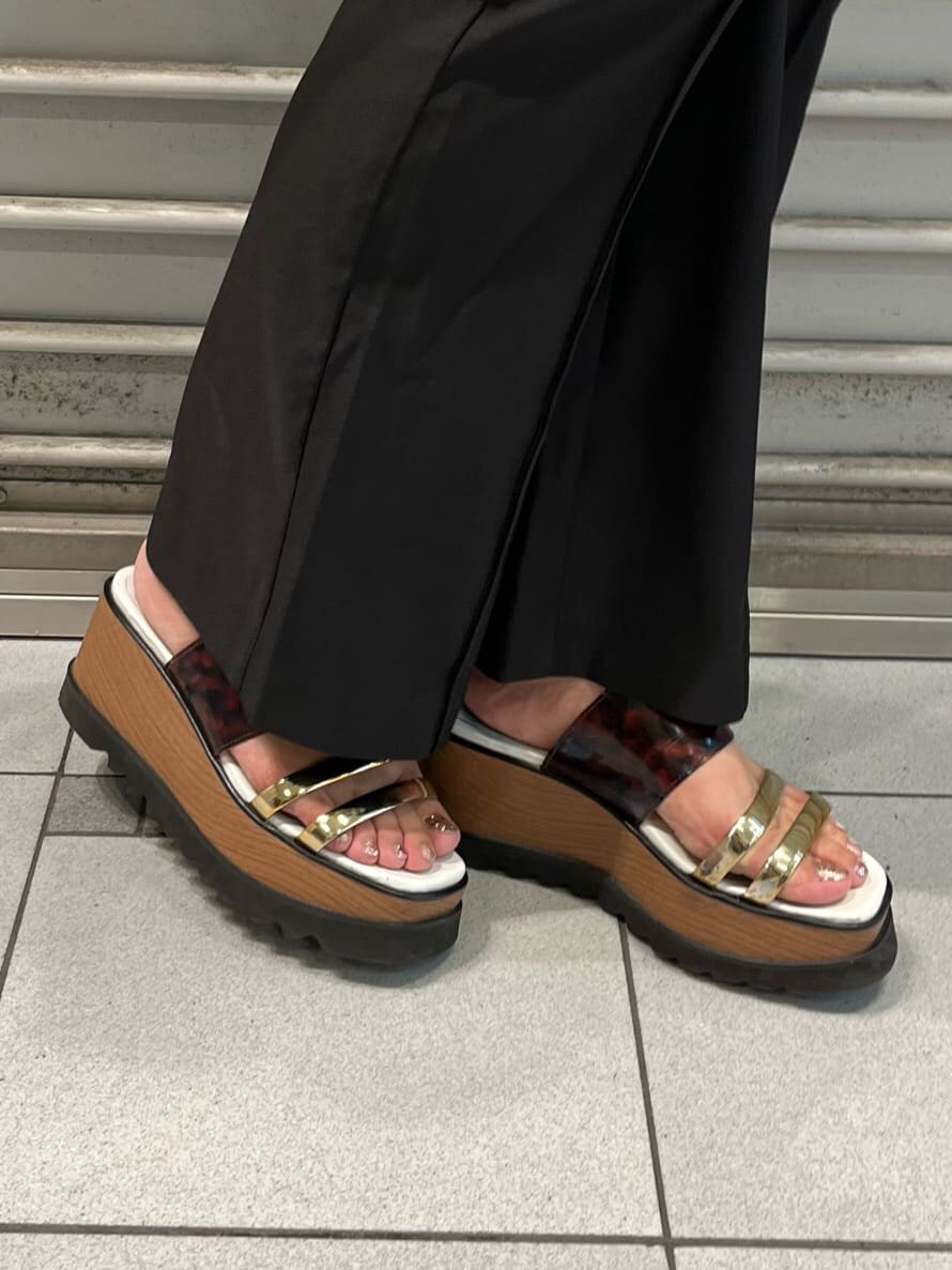 その他のサンダル、その他のシャツ/ブラウス、ブラック系のスラックスを着用したレディースの夏コーディネートの9枚目の写真