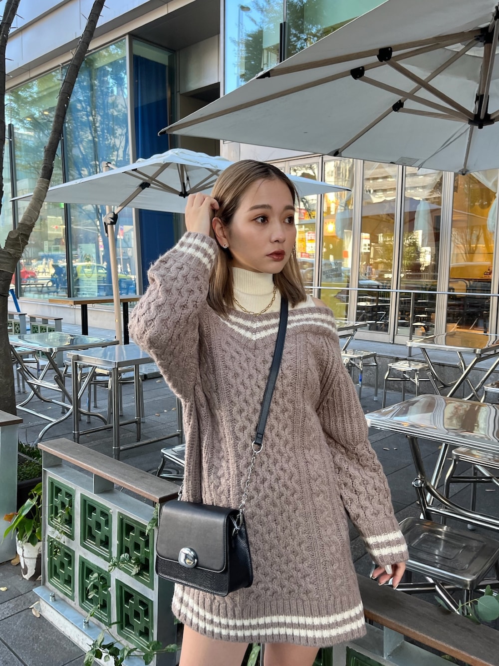 ブラウン系のワンピース、ブラック系のショルダーバッグを着用したレディースの秋コーディネートの4枚目の写真