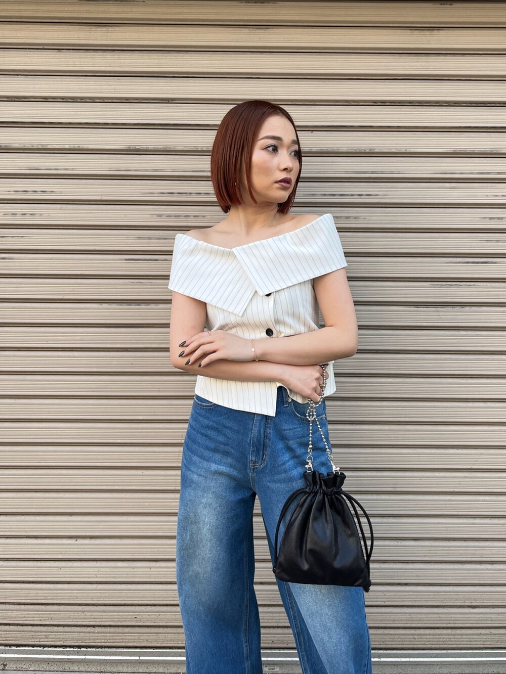 ホワイト系のシャツ/ブラウス、ブルー系のデニムパンツ、ブラック系のサンダルを着用したレディースの夏コーディネートの3枚目の写真