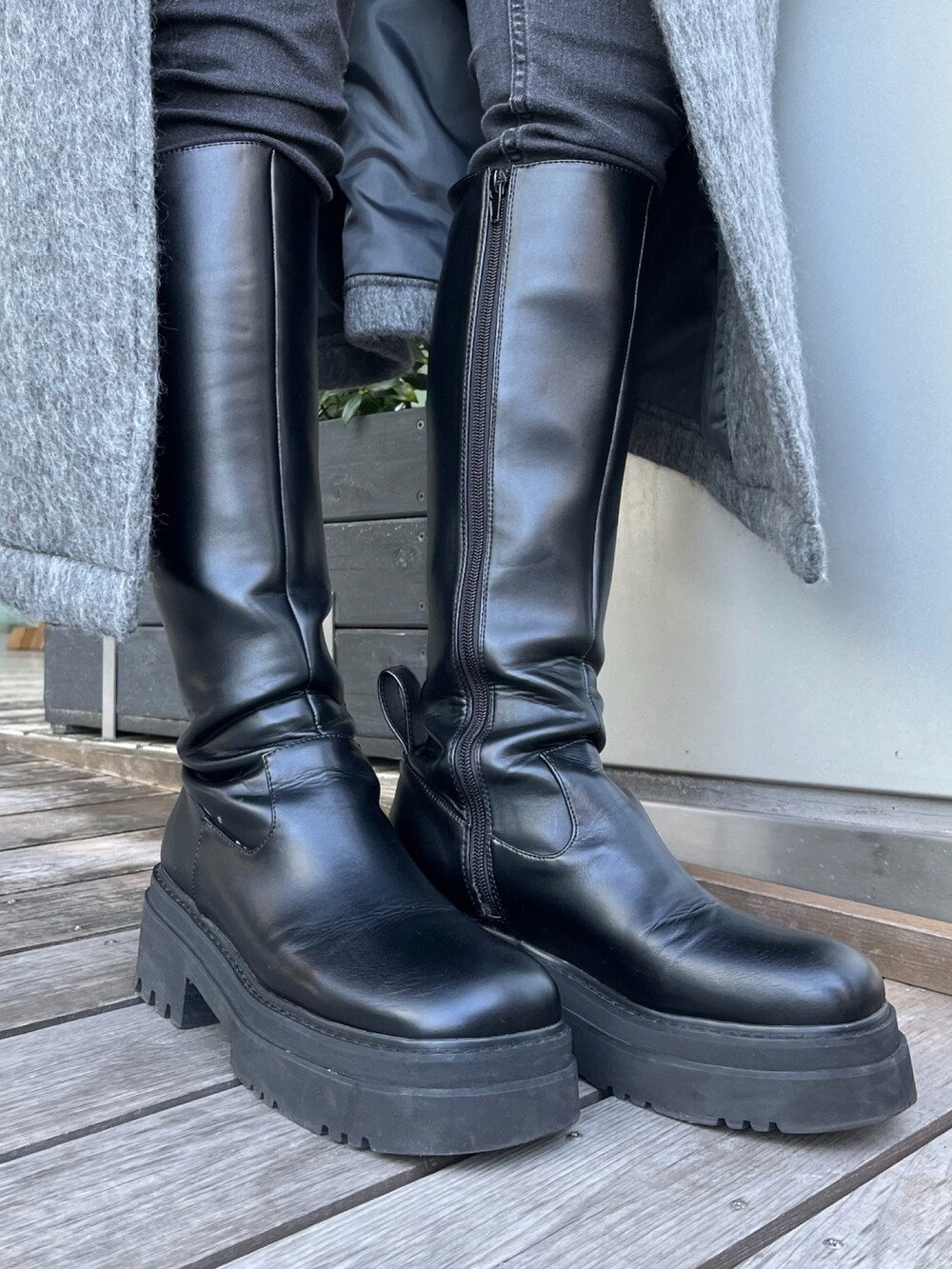 ブラック系のニット/セーター、ブラック系のブーツ、グレー系のチェスターコートを着用したレディースの秋コーディネートの10枚目の写真